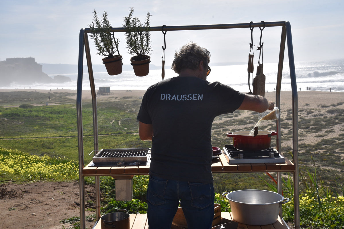 Lutz kocht an einer DRAUSSEN Küche an der Atlantikküste in Portugal